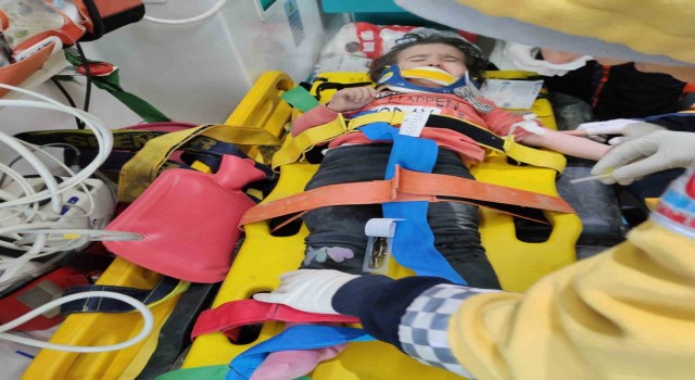 2 yaşındaki çocuk ile annesi 26 saat sonra sağ çıkarıldı