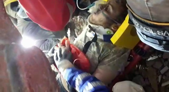 20 yaşındaki Alperen enkazdan böyle kurtarıldı