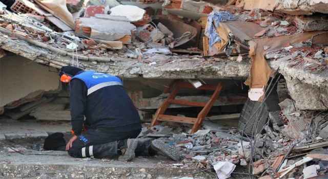 25 saatlik çalışma ile 152nci saatte Pınar adlı çocuğa canlı olarak ulaşıldı