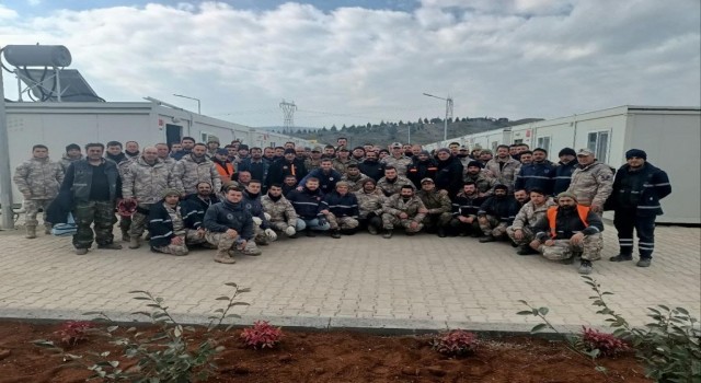 258inci saatte Neslihan Kılıçı sağ kurtaran Hava İkmal personeli, çalışmalara devam ediyor