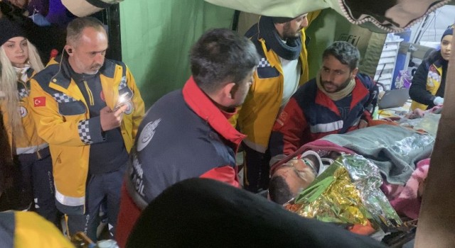 278inci saatte enkazdan çıkartılan Hakan, sahra hastanesinde tedavisinin ardından üniversite hastanesine sevk edildi