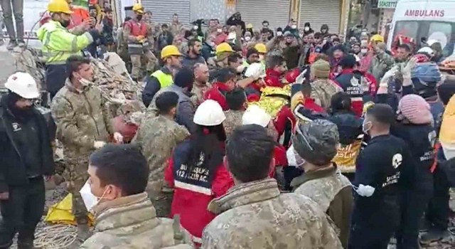 28inci Mekanize Piyade Tümen Komutanlığı Hatayda bir genci sağ olarak kurtardı