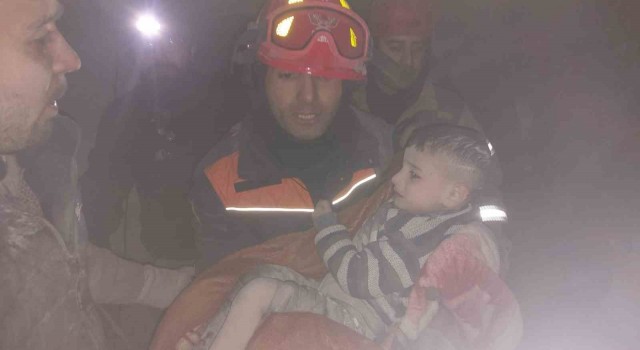 2si çocuk 3 depremzede enkaz altından böyle kurtarıldı