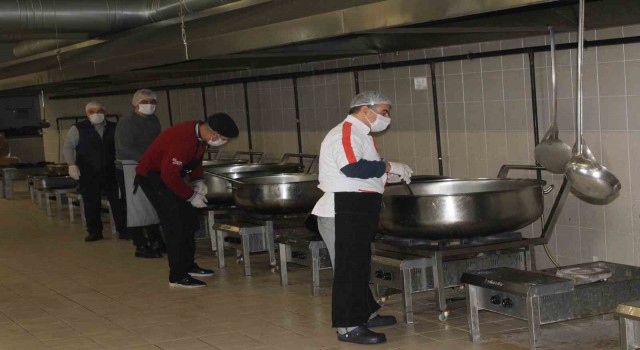 30 bin depremzede için Osmaniyede sıcak aş