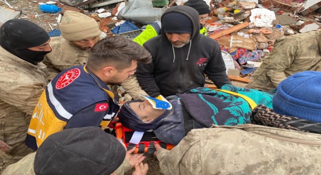 30 saat sonra enkazdan sağ olarak çıkartıldı
