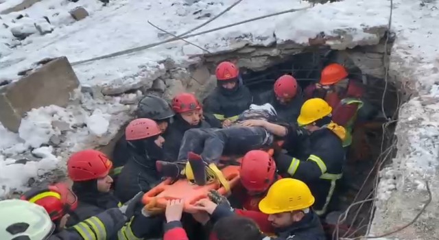 38 yaşındaki kadın enkazdan sağ çıkarıldı