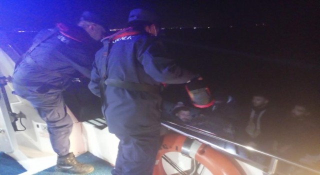 47 düzensiz göçmen kurtarıldı, 20si yakalandı