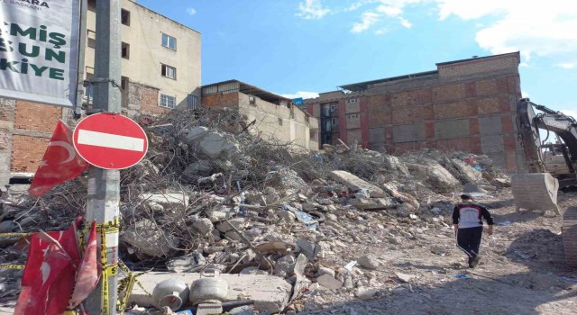 48 yıllık hatıraları enkaz altında kaldı