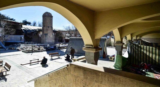 527 yıllık tarihi cami depremde hasar gördü