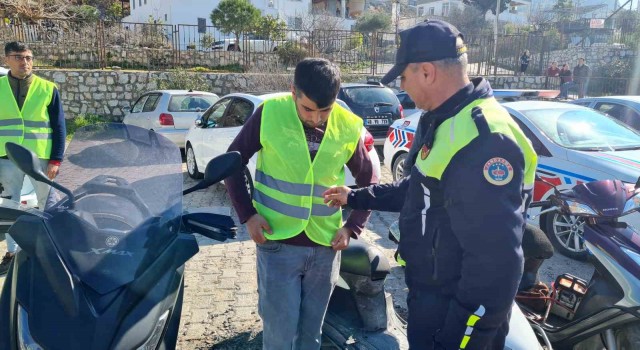 6 ayda 700den fazla yelek dağıtıldı