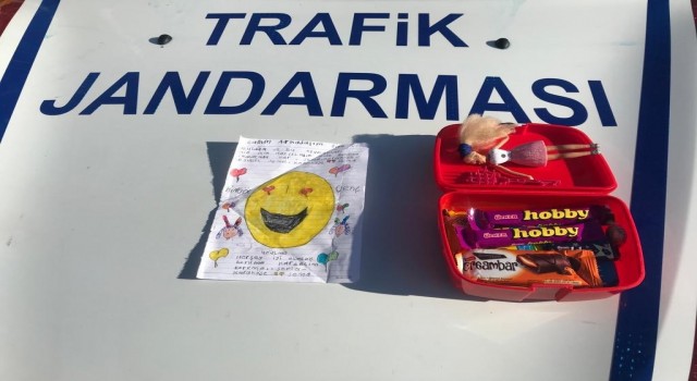 7 yaşındaki çocuktan duygulandıran not: Her şey iyi olacak, korkma kardeşim, yanınızdayız