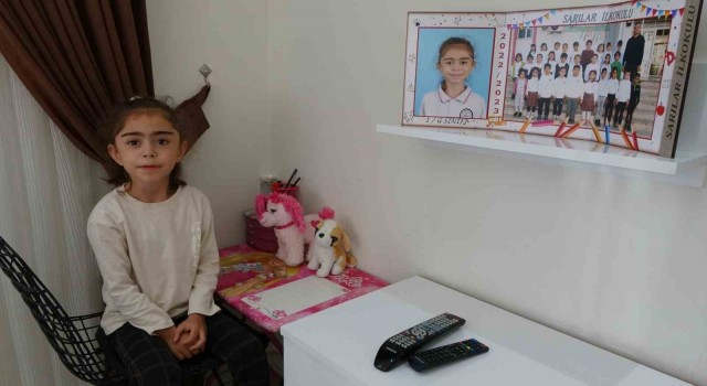 7 yaşındaki Elisadan depremzedelere anlamlı bağış