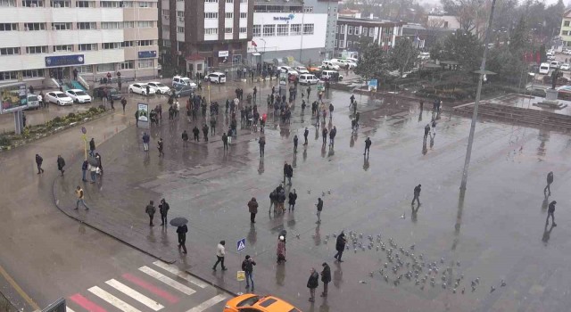 7,6lık deprem Kırıkkalede hissedildi: Vatandaşların meydana toplanma anı kamerada