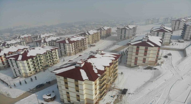 7.6lık depremin merkez üssü Elbistanda TOKİ konutları sapasağlam