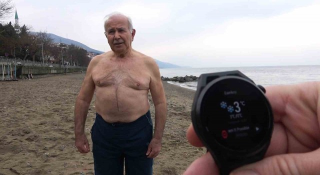 77lik Adem dede, 3 derecelik havada buz gibi suda kulaç atıyor