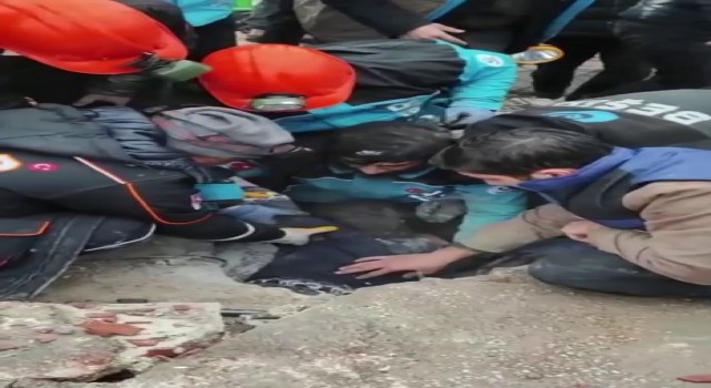 8 saat sonra bir kız çocuğu enkazdan çıkarıldı