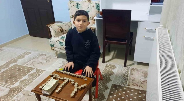 8 yaşındaki çocuk, 1 yıldır biriktirdiği parayı depremzedeler için bağışladı