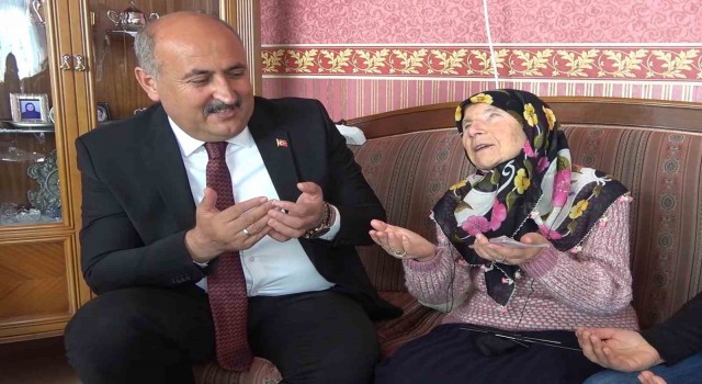 84lük nine ne görüyor nede işitiyor, sadece bu yöntemle iletişim kuruyor: Ördüğü çorapların gelirini depremzedelere bağışladı