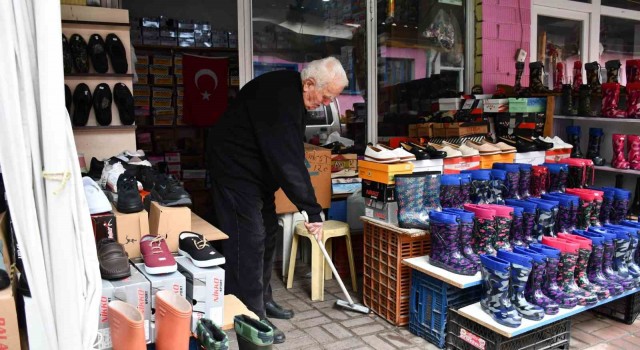 85 yaşında her sabah 7de dükkanını açıyor