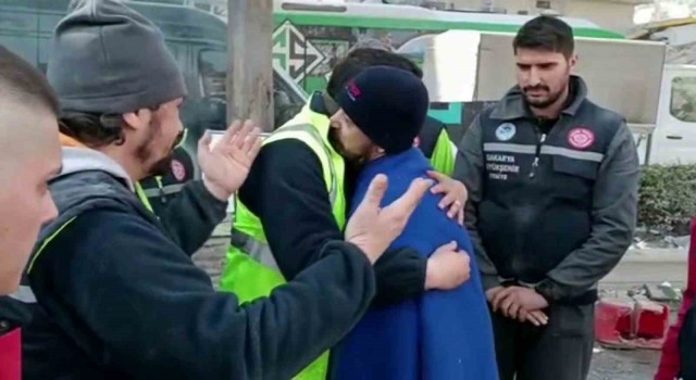 88nci saatte kendini kurtaran ekiplere işte böyle sarıldı