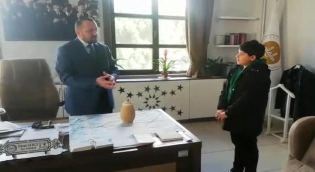 9 yaşındaki Eyüp Ensar, kumbarasındaki 600 TLyi depremzedelere bağışladı