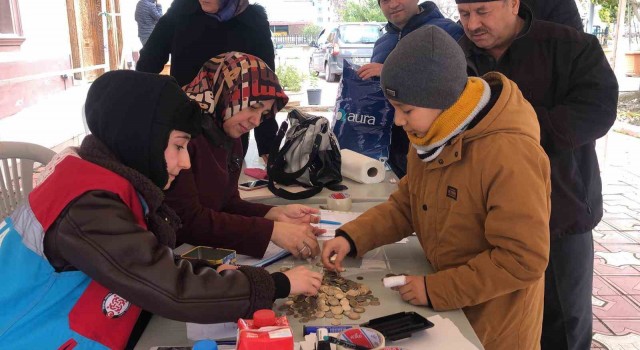 9 yaşındaki Umut Efe, kumbarasındaki paraları depremzedelere gönderdi