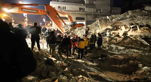 94 saat sonra enkaz altından yürüyerek çıktı, enkaz altında yakınlarını bekleyenlere umut oldu