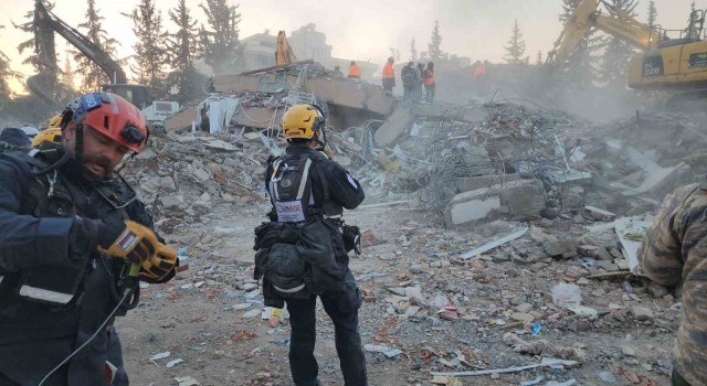 ABDden Adıyamana gelen 160 kişilik ekip enkazdan vatandaşları kurtarmak için mücadele veriyor