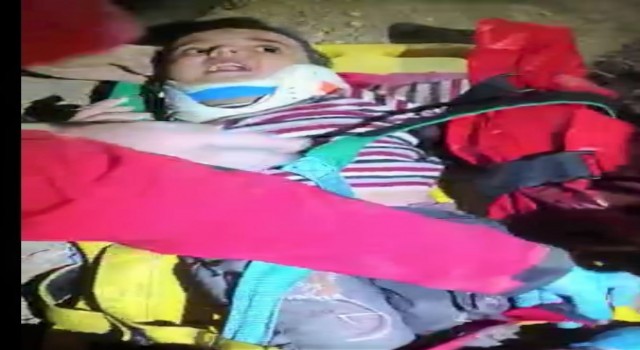 Acil Kurtarma Sağlık ekipleri aynı binanın enkazından 3 kişiyi kurtardı