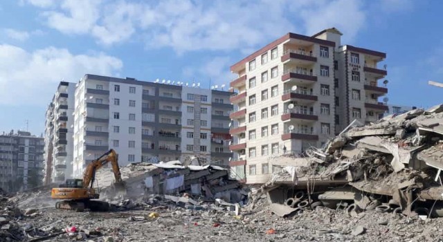 Acil yıkım kararı verilen 35 yapıdan 3ünün yıkımı tamamlandı