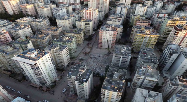 Adana Alpargun Apartmanında arama kurtarma çalışmaları dron ile görüntülendi