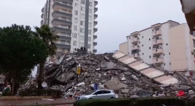Adanada 11 bina yıkıldı, 10 kişi hayatını kaybetti