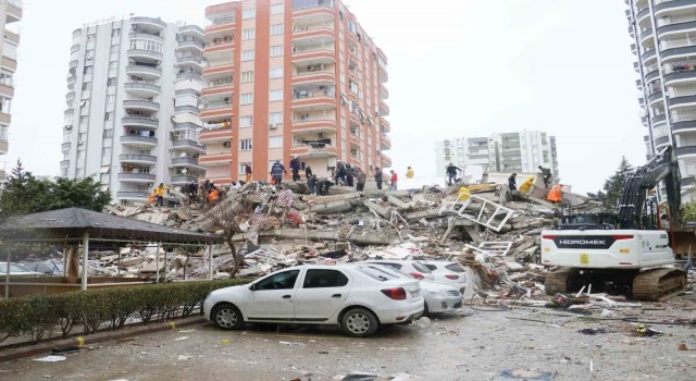 Adanada 17 katlı apartmanın enkazından 2 kişinin cansız bedenine ulaşıldı