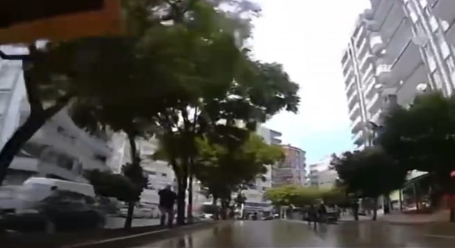 Adanada 8 katlı binanın yıkılma anı araç kamerasında