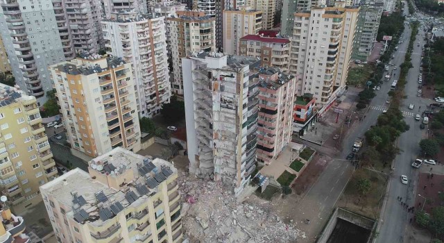 Adanada artçı depremde yıkılan Kubilay Apartmanı havadan görüntülendi