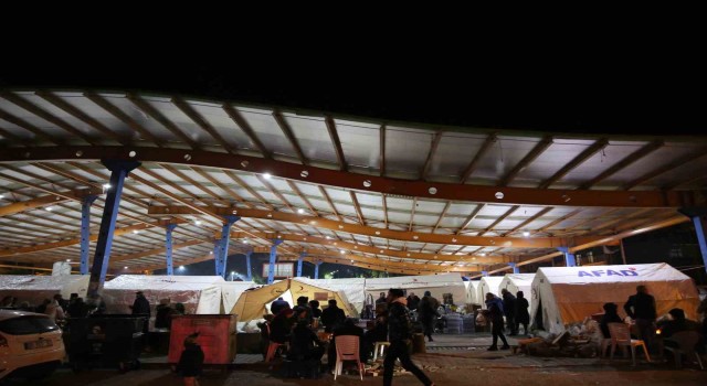 Adanada depremzedeler çadırlarda yaşıyor