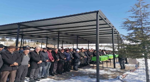 Adanada hayatını kaybeden 4 kişilik aile Niğdede defnedildi