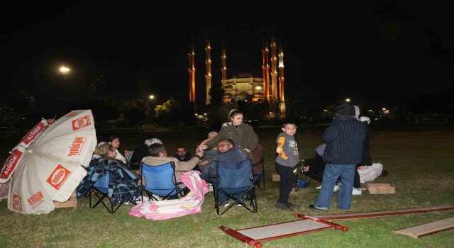 Adanada vatandaşlar geceyi park ve bahçelerde geçiriyor