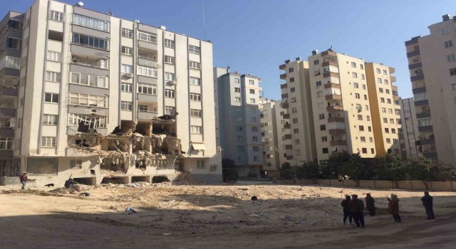 Adanada yıkılan ve 418 kişiye mezar olan bina enkazları dron ile görüntülendi