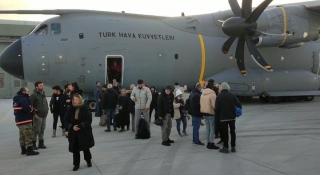 Adanadaki 255 kişi Türk Silahlı Kuvvetlerine ait uçakla İstanbula getirildi