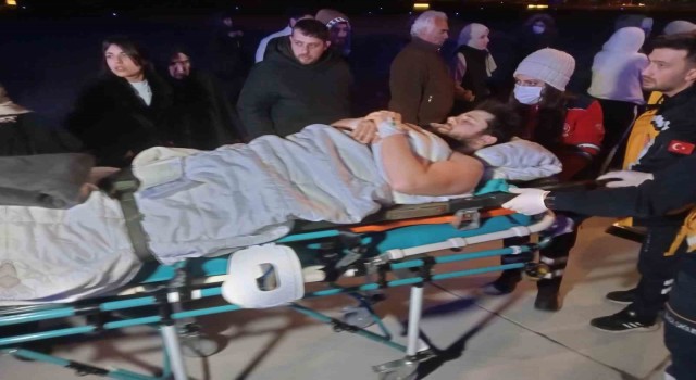 Adanadaki 38 yaralı depremzede ve 31 refakatçi TSKya ait uçakla İstanbula getirildi