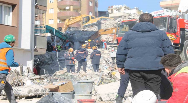 Adanadaki Ekim Apartmanında arama kurtarma çalışmaları sürüyor