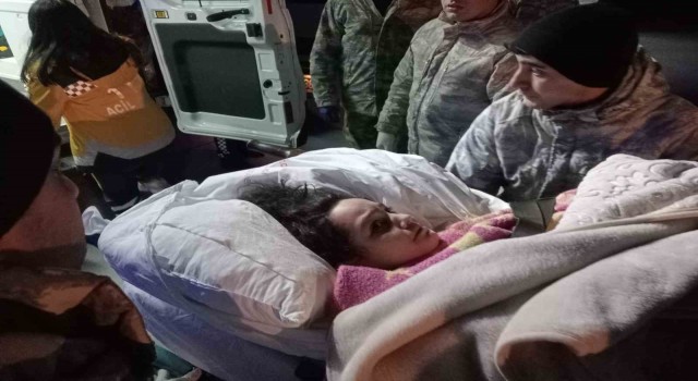 Adanadaki yaralı 49 depremzede ve 25 refakatçi Türk Silahlı Kuvvetlerine ait uçakla İstanbula getirildi