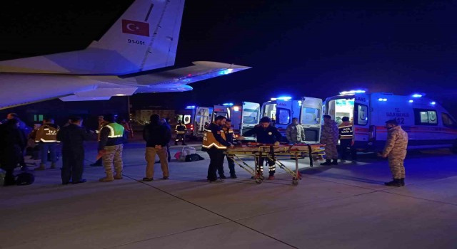 Adanadan 6 yaralı depremzede daha İstanbula getirildi
