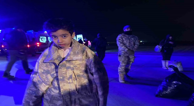 Adanadan askeri kargo uçağıyla 30 yaralı depremzede İstanbula getirildi