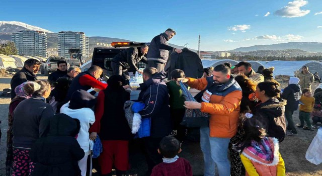 Adanalı kebapçı depremzedelere kıyafet ve oyuncak dağıttı