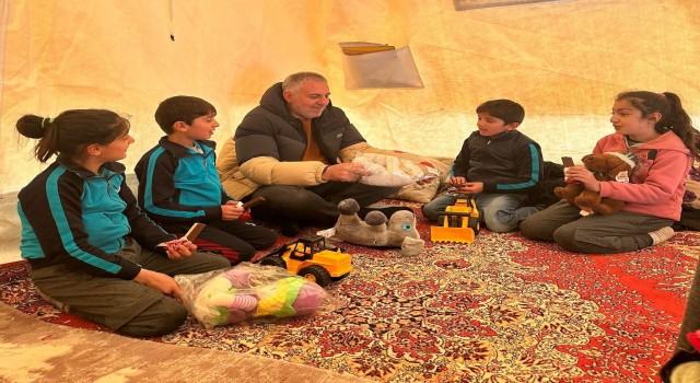 Adanalı kebapçı her gün depremzedelere yardım götürüyor