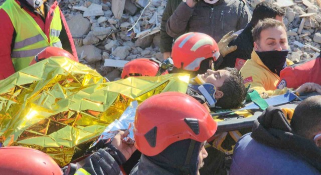 Adıyamanda 152. saatte 8 yaşındaki Ahmet kurtarıldı