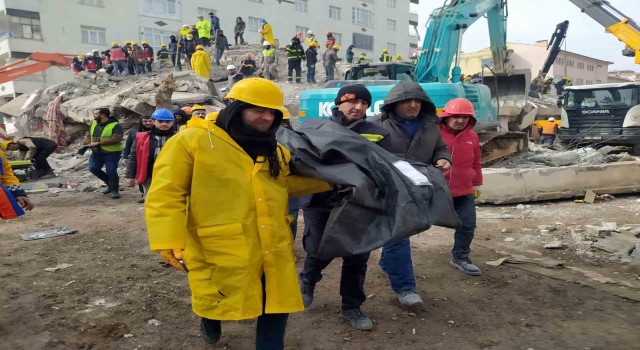 Adıyamanda 27 yaşındaki genç kız 55 saat sonra enkazdan sağ çıkarıldı