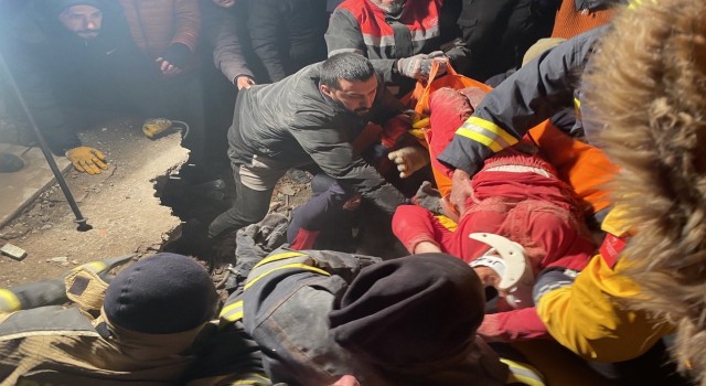 Adıyamanda 41 saat sonra enkazdan çıkan mutluluk